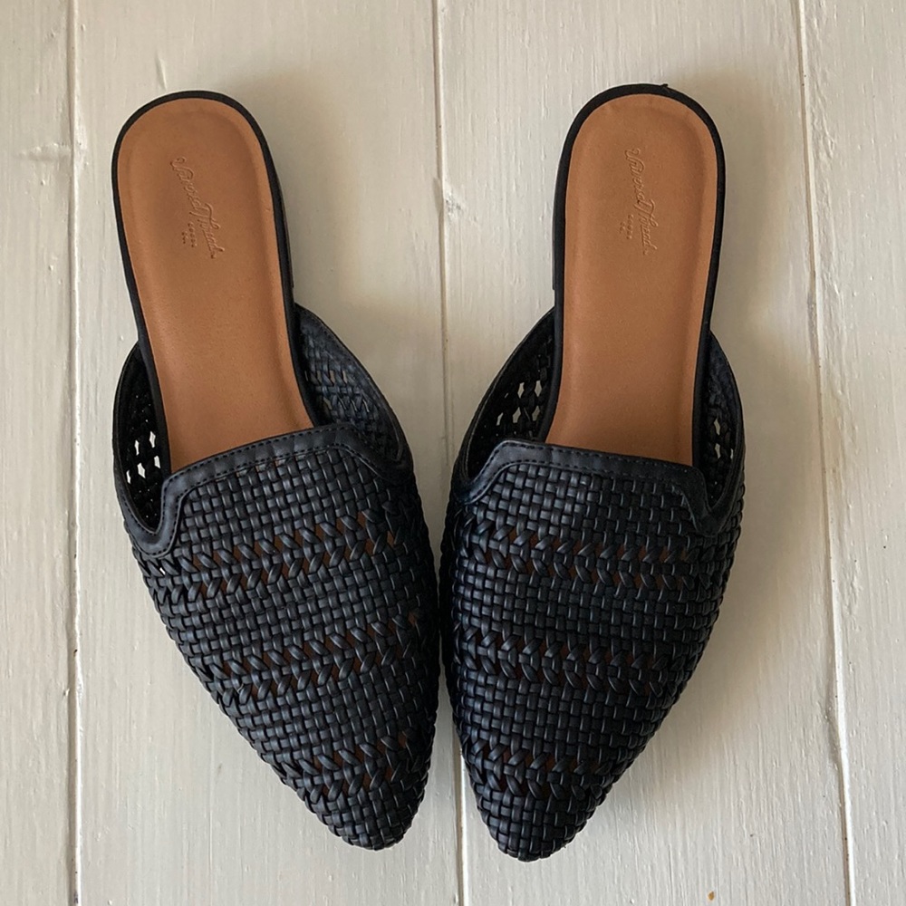 Barely worn Universal Threads Black woven slides.